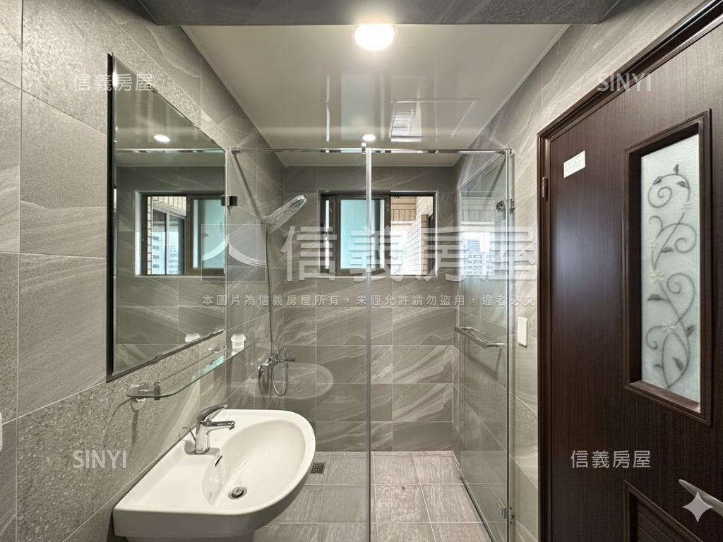 巨蛋輕屋齡２＋１平移車位房屋室內格局與周邊環境