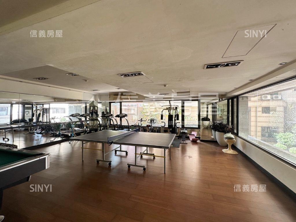 巨蛋輕屋齡２＋１平移車位房屋室內格局與周邊環境