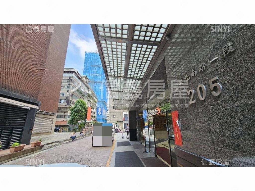 國貿大樓辦公室附坡平車位房屋室內格局與周邊環境