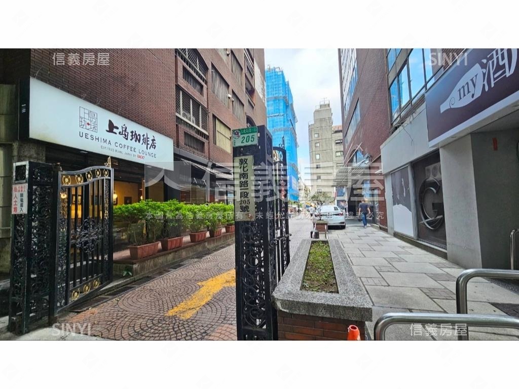 國貿大樓辦公室附坡平車位房屋室內格局與周邊環境