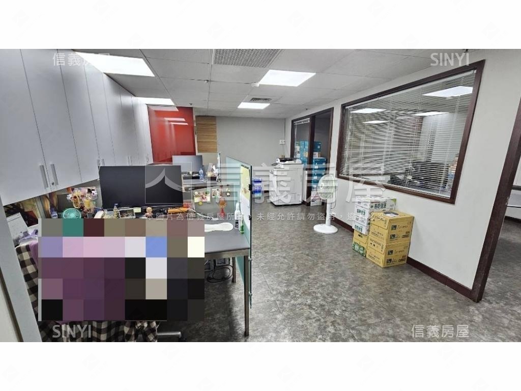 國貿大樓辦公室附坡平車位房屋室內格局與周邊環境
