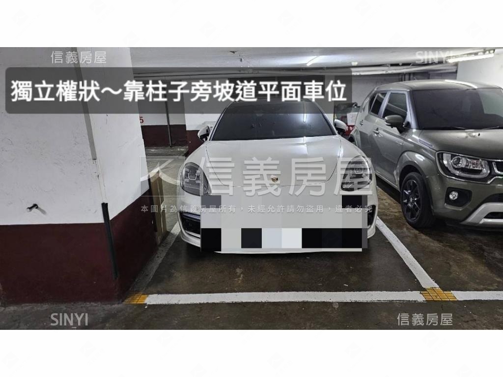 國貿大樓辦公室附坡平車位房屋室內格局與周邊環境