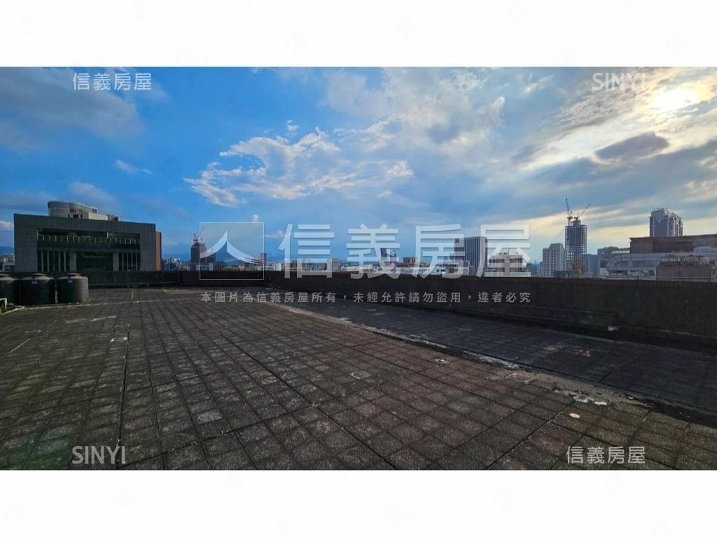 國貿大樓辦公室附坡平車位房屋室內格局與周邊環境