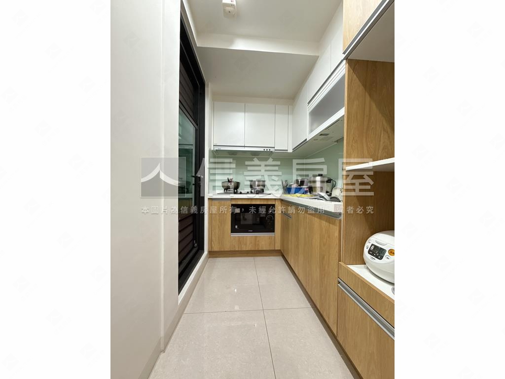 英倫亞灣精美三房平車房屋室內格局與周邊環境