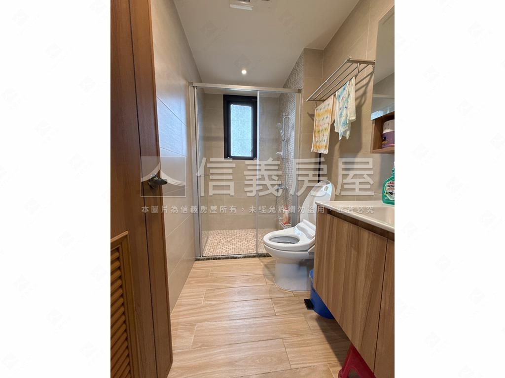 英倫亞灣精美三房平車房屋室內格局與周邊環境