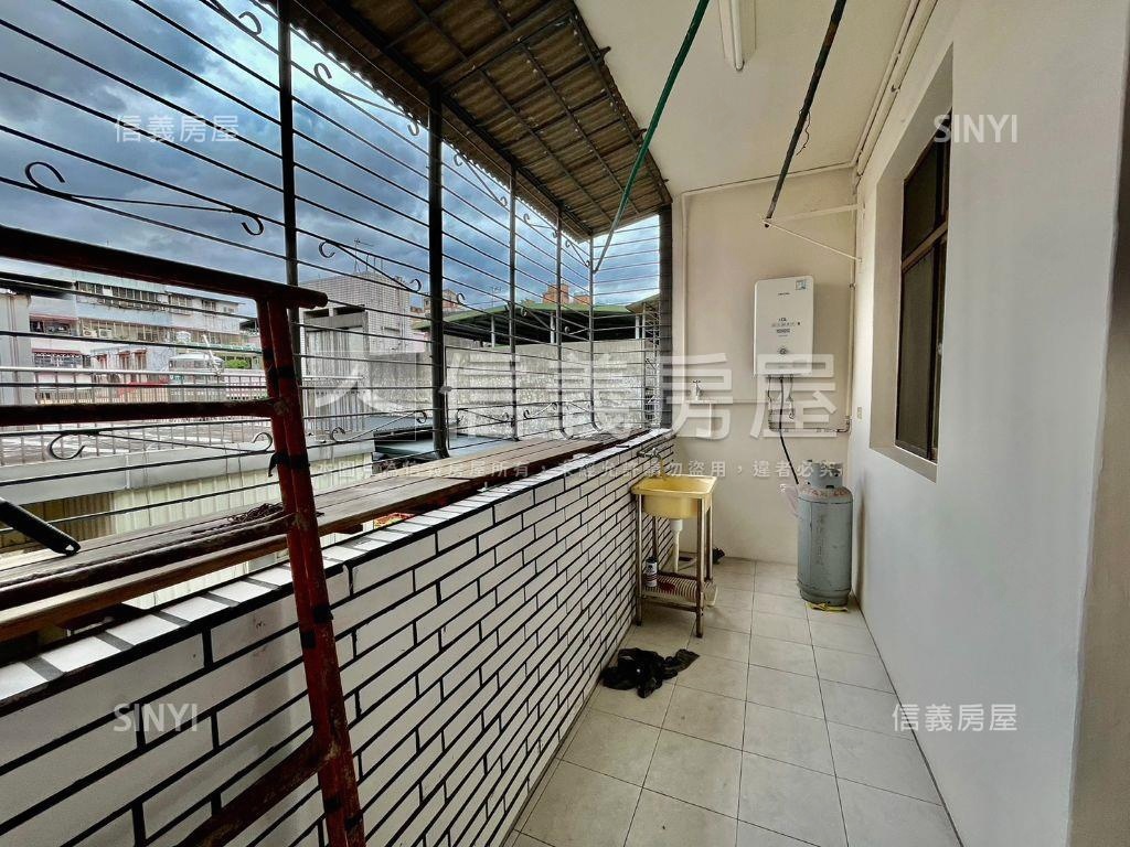 長安街的方正ＲＣ頂加讚房屋室內格局與周邊環境