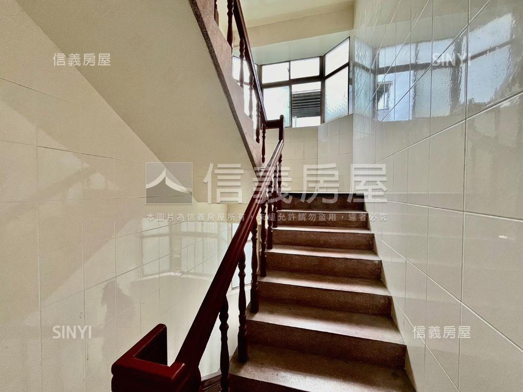 長安街的方正ＲＣ頂加讚房屋室內格局與周邊環境