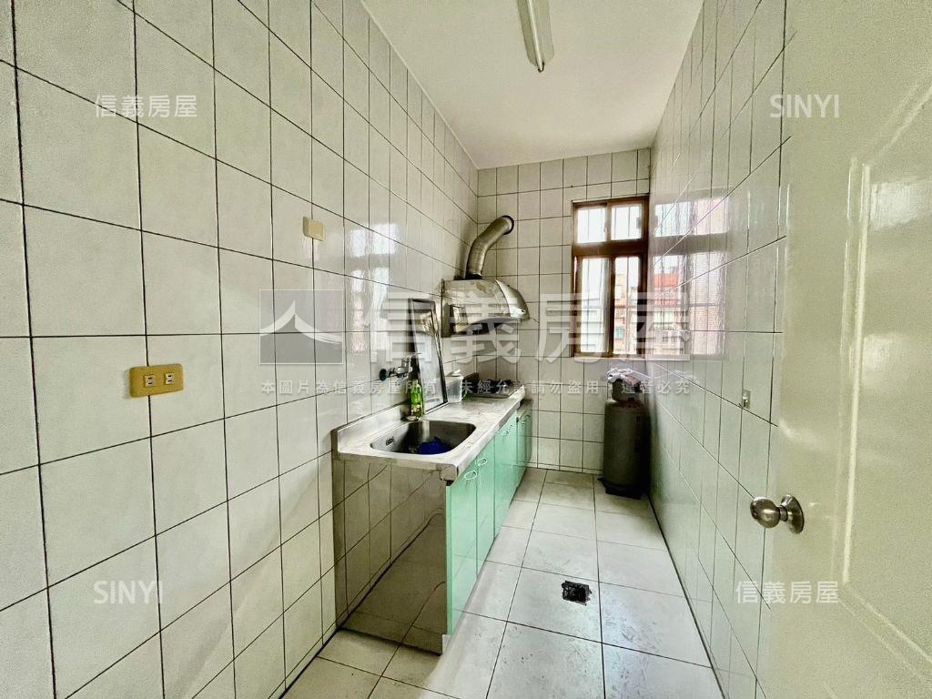 長安街的方正ＲＣ頂加讚房屋室內格局與周邊環境