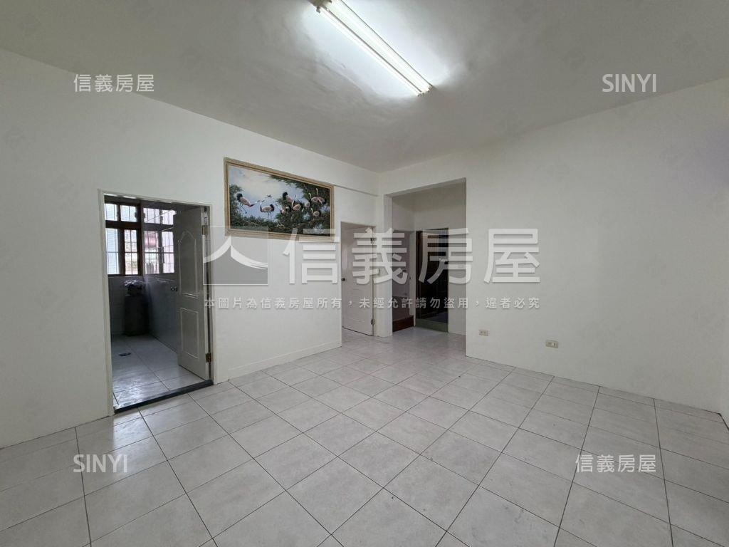 長安街的方正ＲＣ頂加讚房屋室內格局與周邊環境