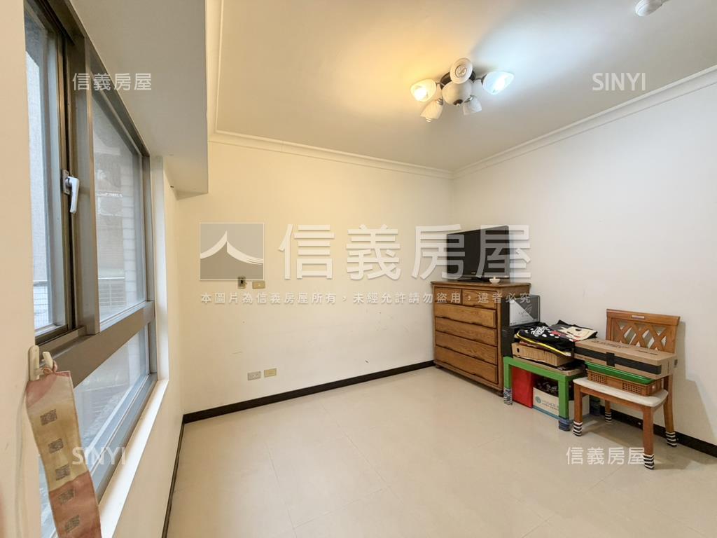 皇家帝寶三房．雙衛有開窗房屋室內格局與周邊環境