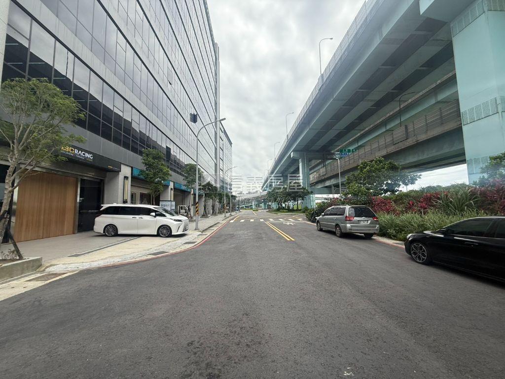 智富時代氣派挑高廠辦店面房屋室內格局與周邊環境