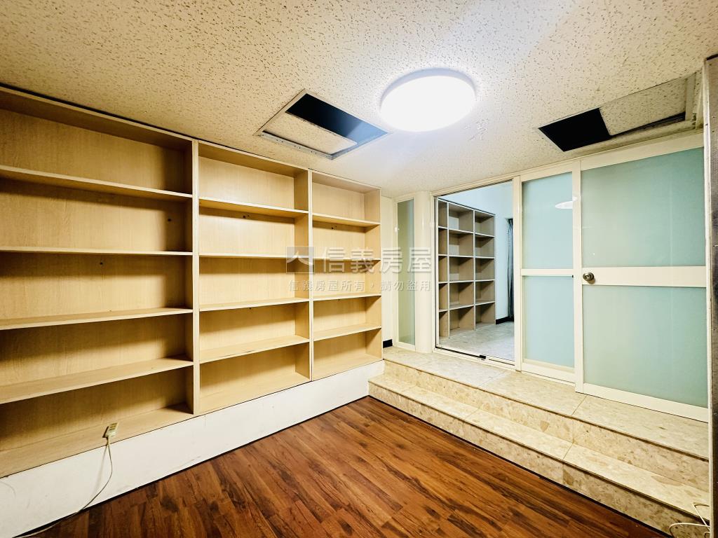 馬明潭・挑高學苑店辦房屋室內格局與周邊環境