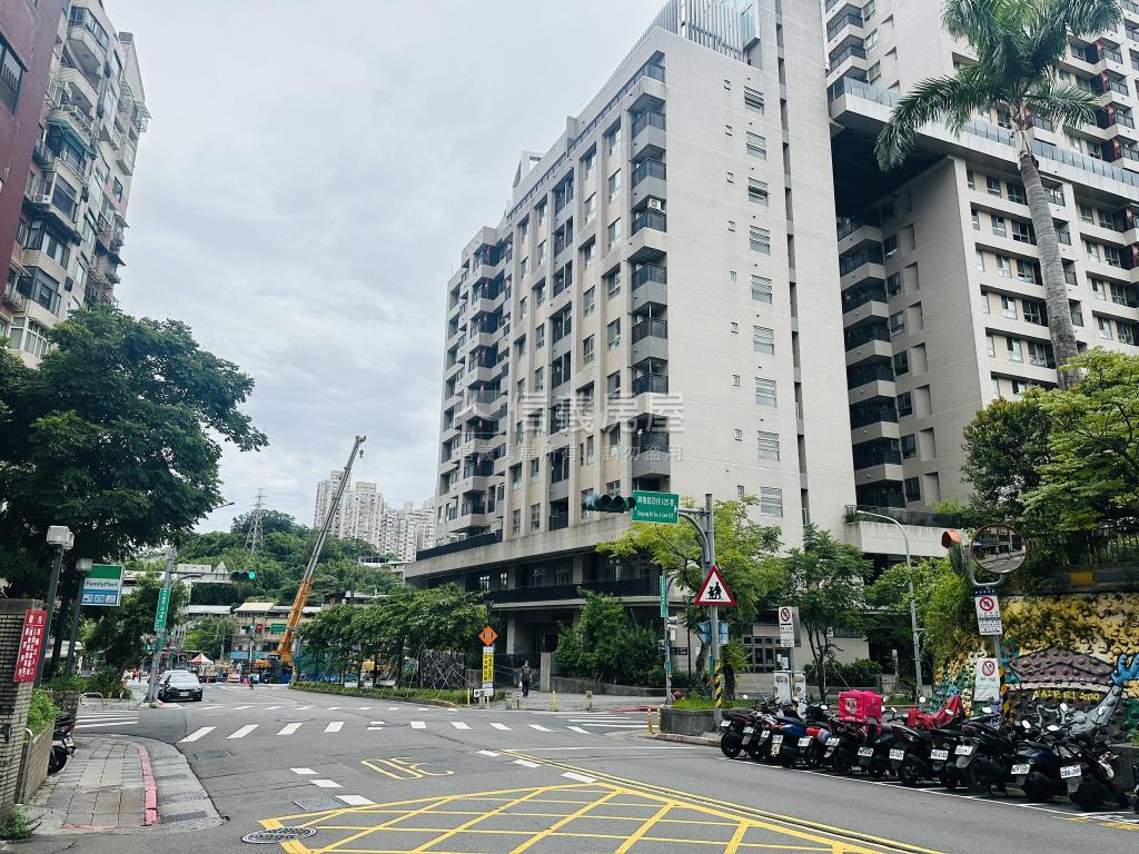 馬明潭・挑高學苑店辦房屋室內格局與周邊環境