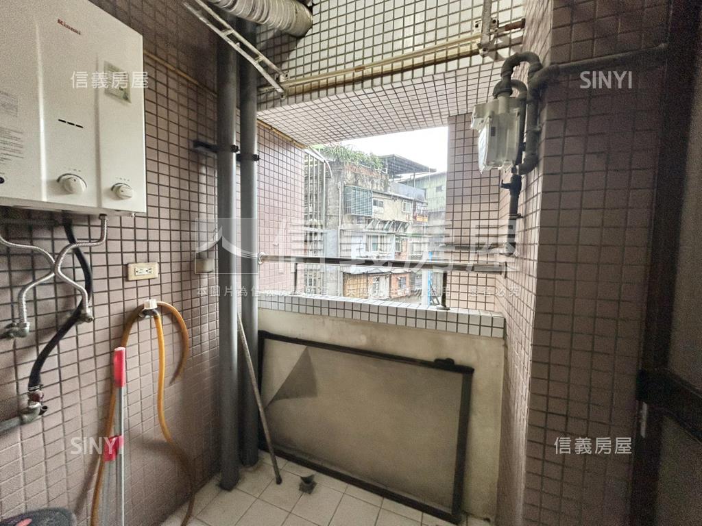 伯爵特區三房車位房屋室內格局與周邊環境
