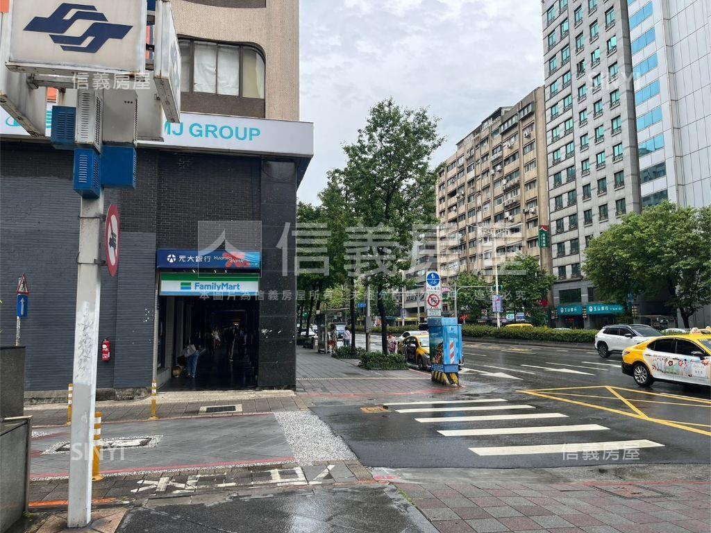 捷運站旁百坪店面房屋室內格局與周邊環境