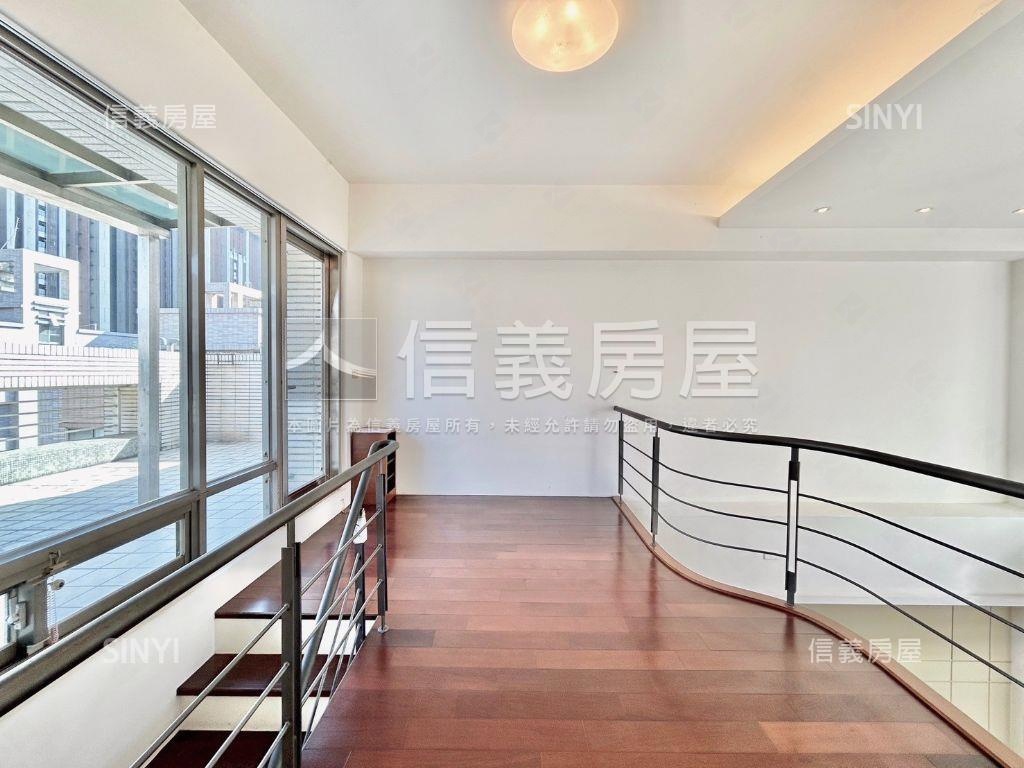 稀有大空間十方雲集雙車位房屋室內格局與周邊環境