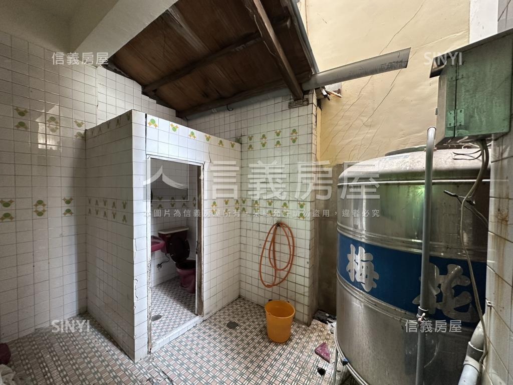 鹽埕埔大舞台市場透天店面房屋室內格局與周邊環境
