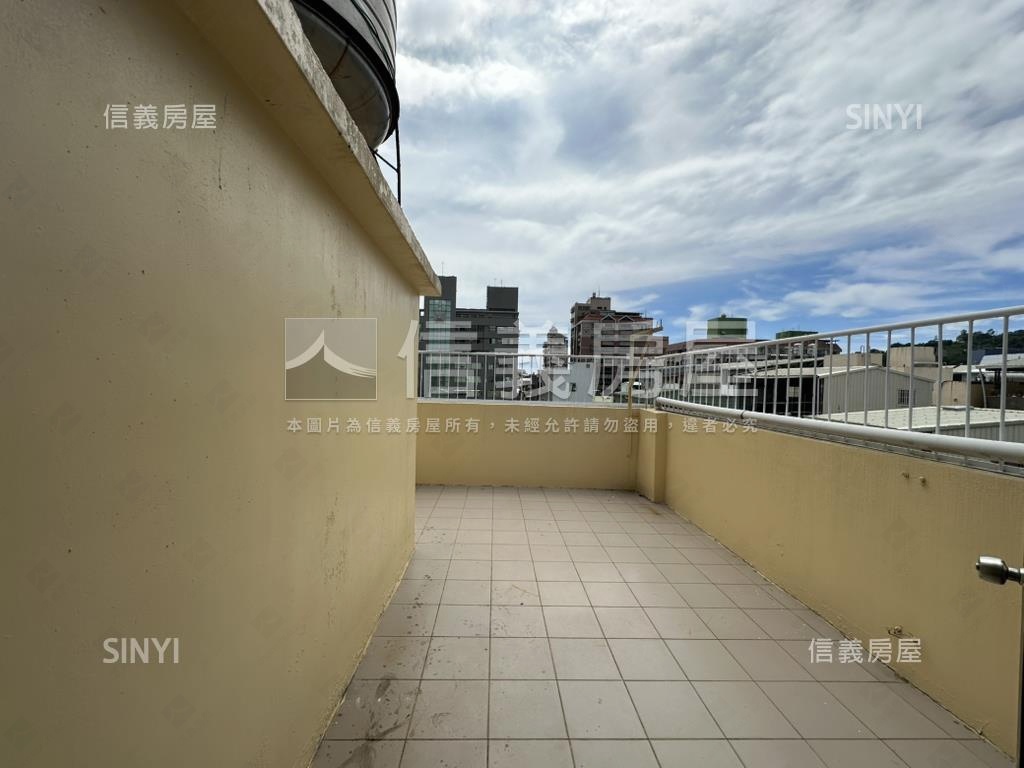 鹽埕埔大舞台市場透天店面房屋室內格局與周邊環境