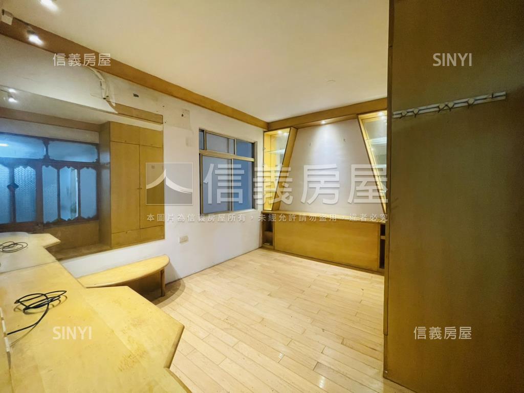 專任大空間連興街公寓２樓房屋室內格局與周邊環境