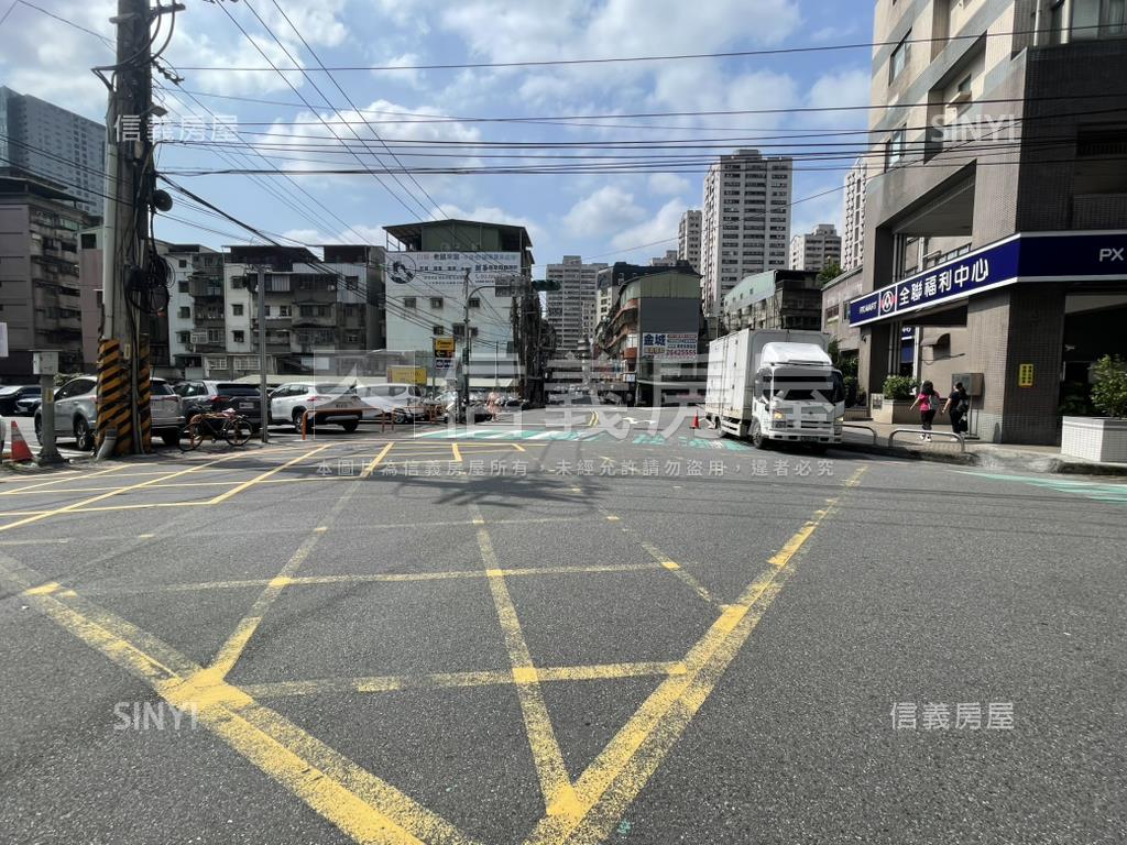 專任大空間連興街公寓２樓房屋室內格局與周邊環境