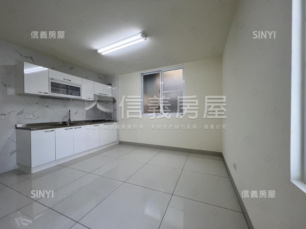 鳳山國中精美成家透天房屋室內格局與周邊環境