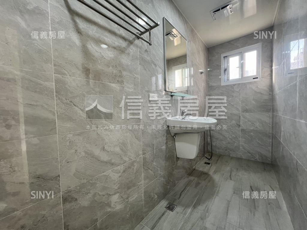 鳳山國中精美成家透天房屋室內格局與周邊環境