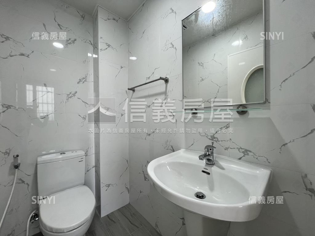 鳳山國中精美成家透天房屋室內格局與周邊環境