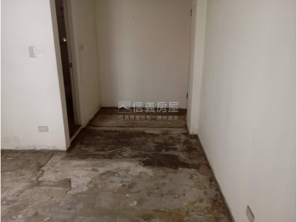 近捷運邊間大四房黃金三樓房屋室內格局與周邊環境