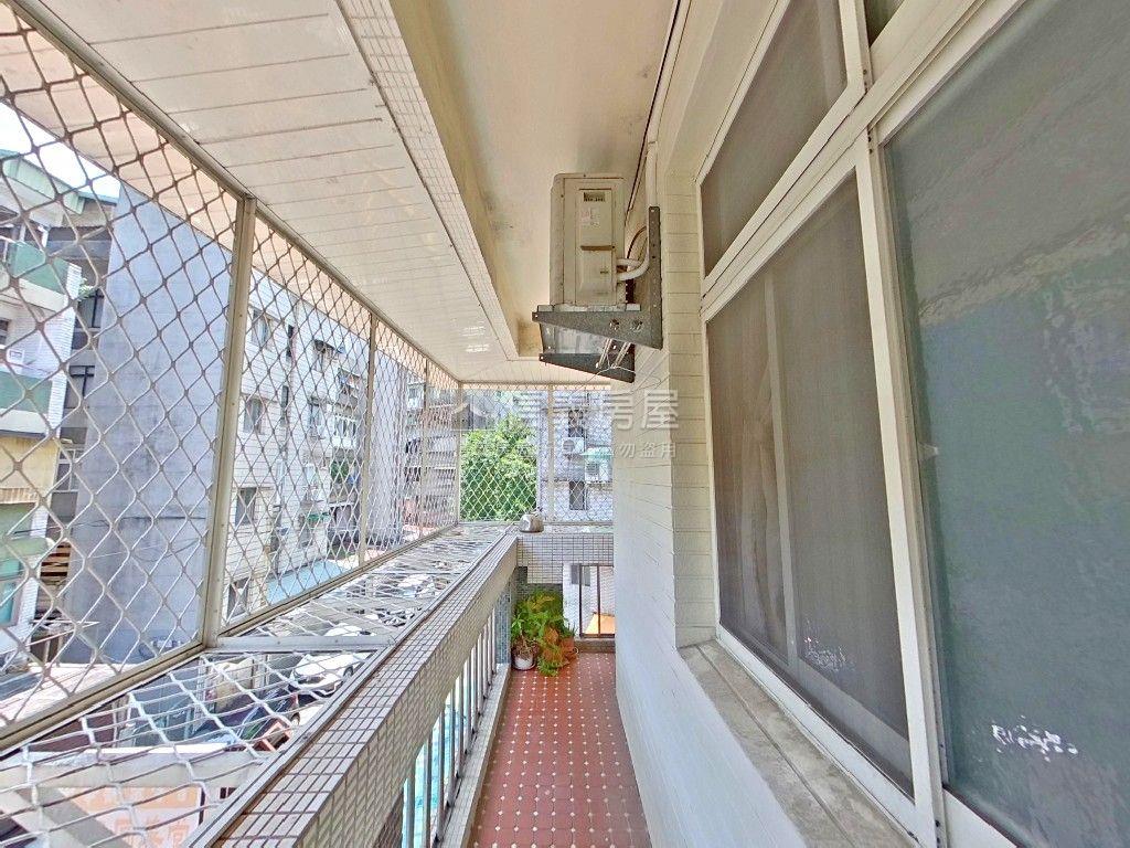近捷運邊間大四房黃金三樓房屋室內格局與周邊環境