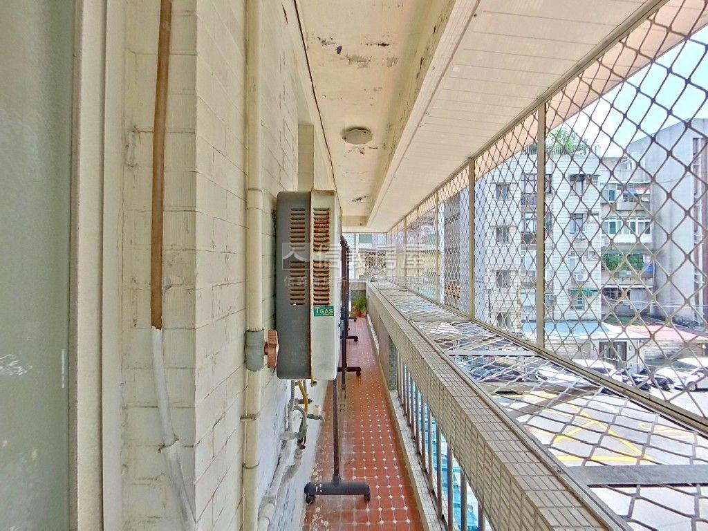 近捷運邊間大四房黃金三樓房屋室內格局與周邊環境