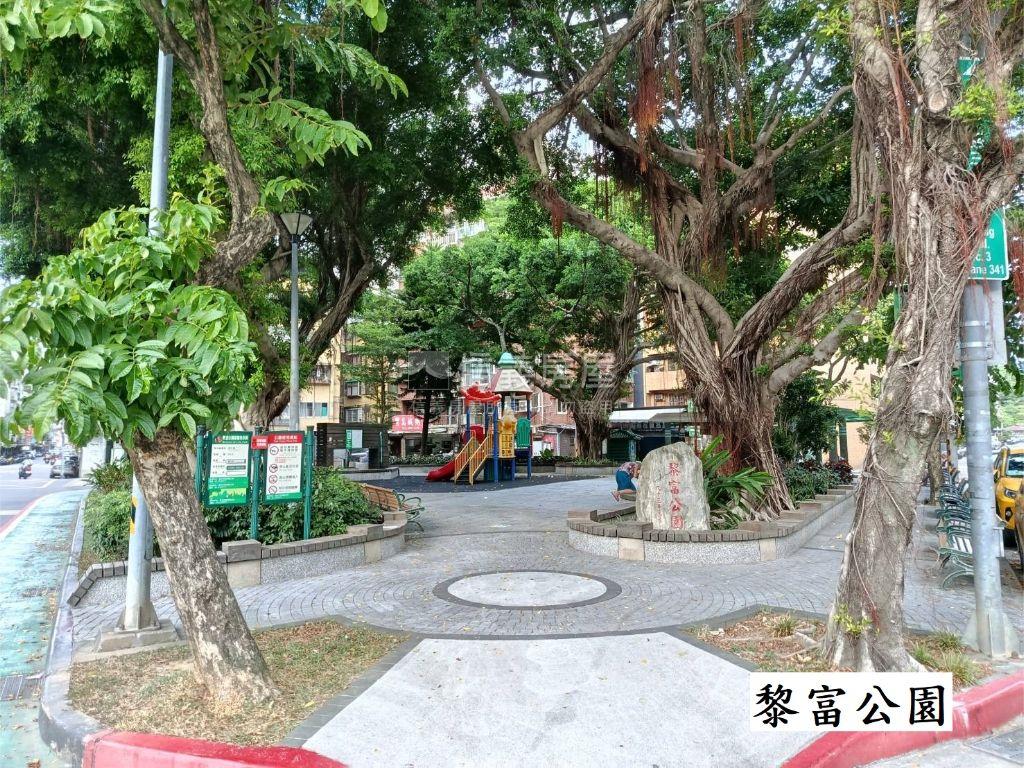 近捷運邊間大四房黃金三樓房屋室內格局與周邊環境