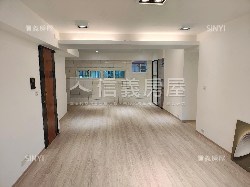 全新裝潢華廈房屋室內格局與周邊環境