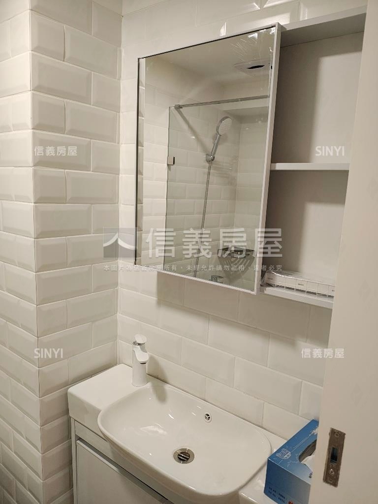 全新裝潢華廈房屋室內格局與周邊環境