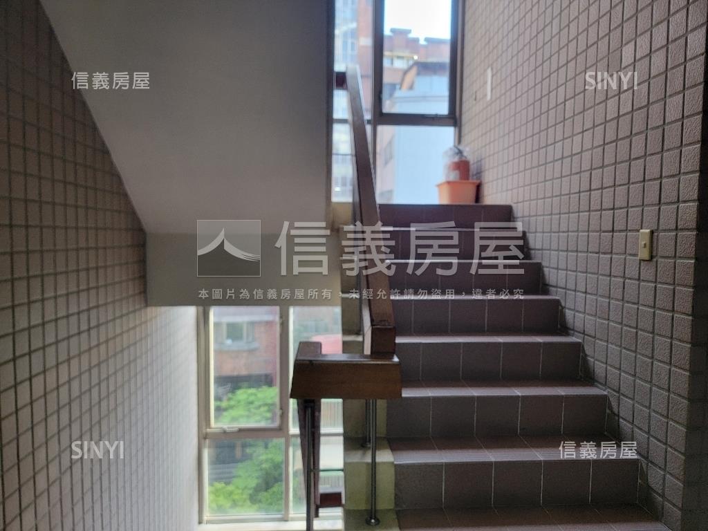 仁愛新城明亮邊間附車位房屋室內格局與周邊環境
