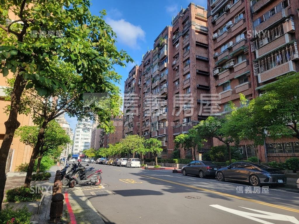仁愛新城明亮邊間附車位房屋室內格局與周邊環境