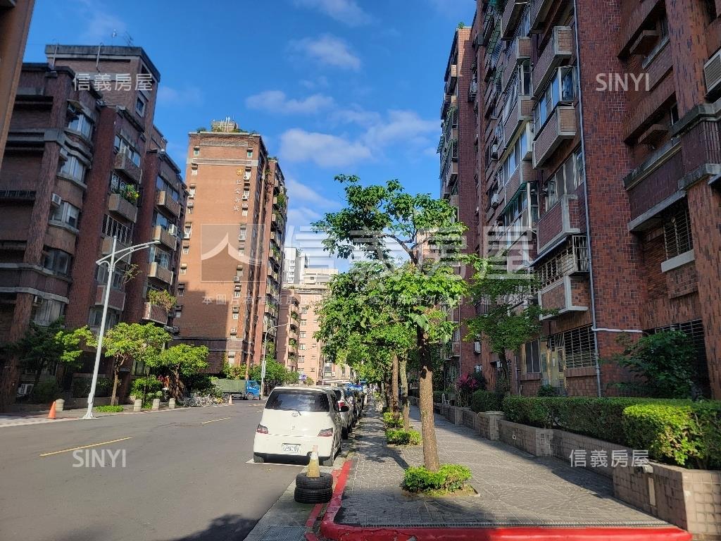 仁愛新城明亮邊間附車位房屋室內格局與周邊環境