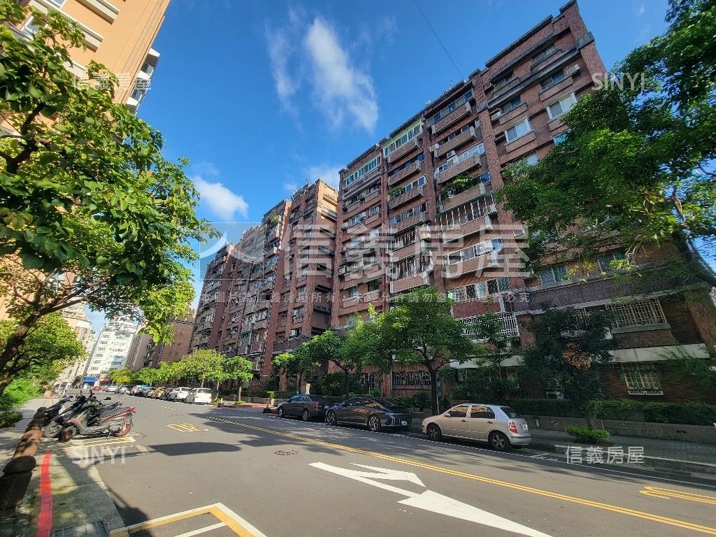 仁愛新城明亮邊間附車位房屋室內格局與周邊環境