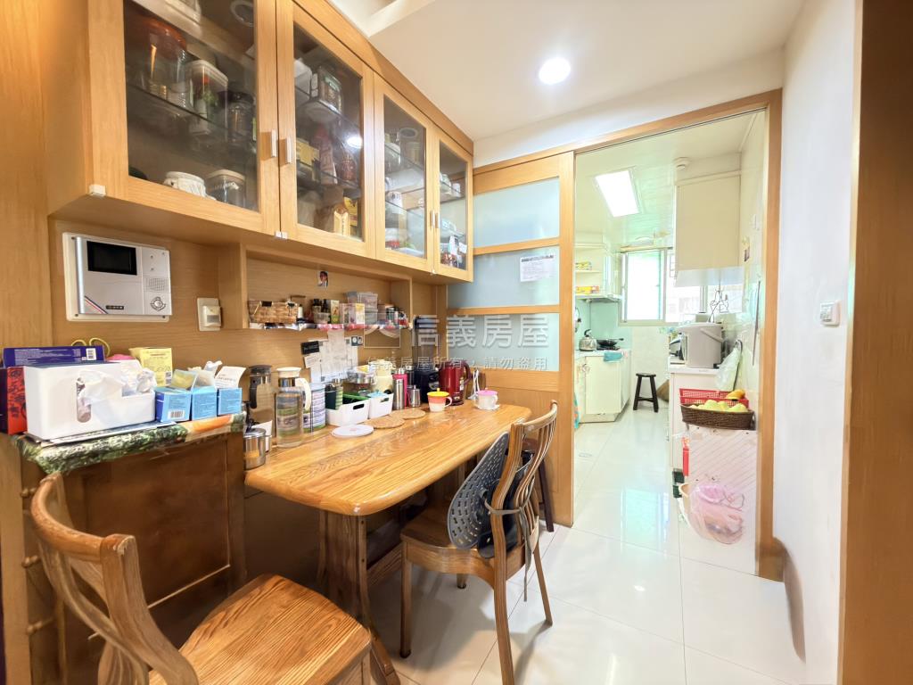捷運南環Ｙ４站｝三房車位房屋室內格局與周邊環境