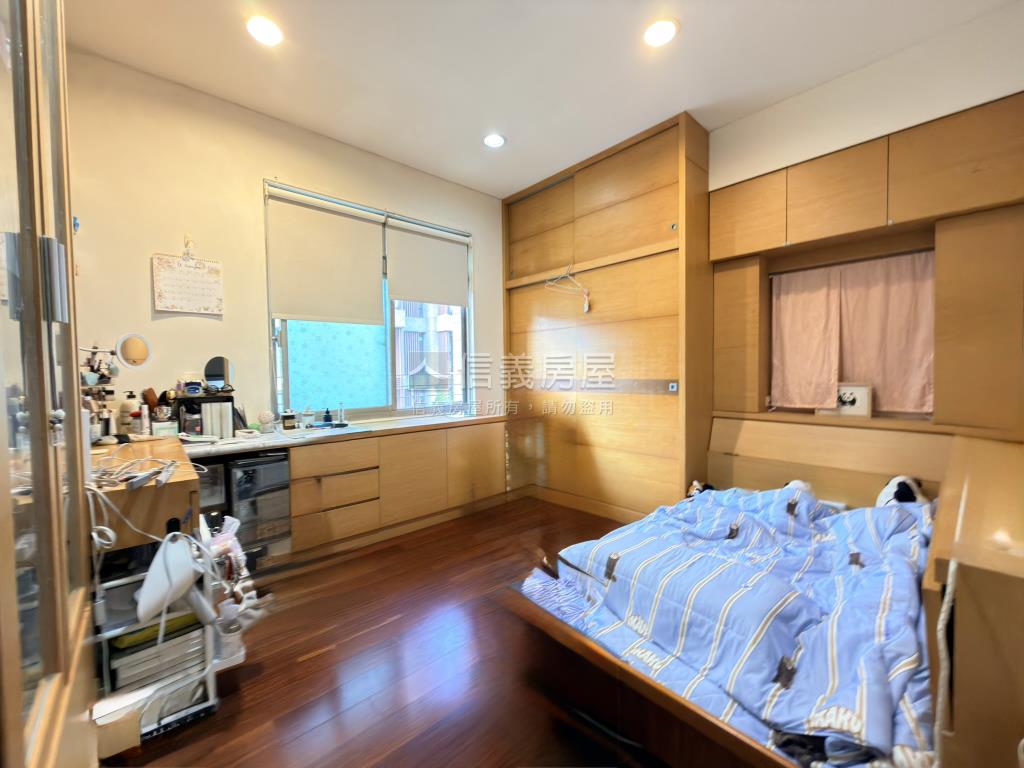 捷運南環Ｙ４站｝三房車位房屋室內格局與周邊環境