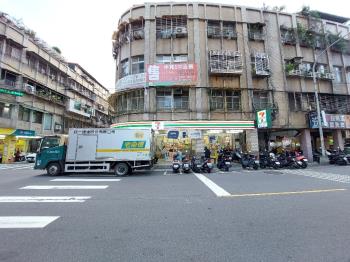 永安三角窗醒目店面