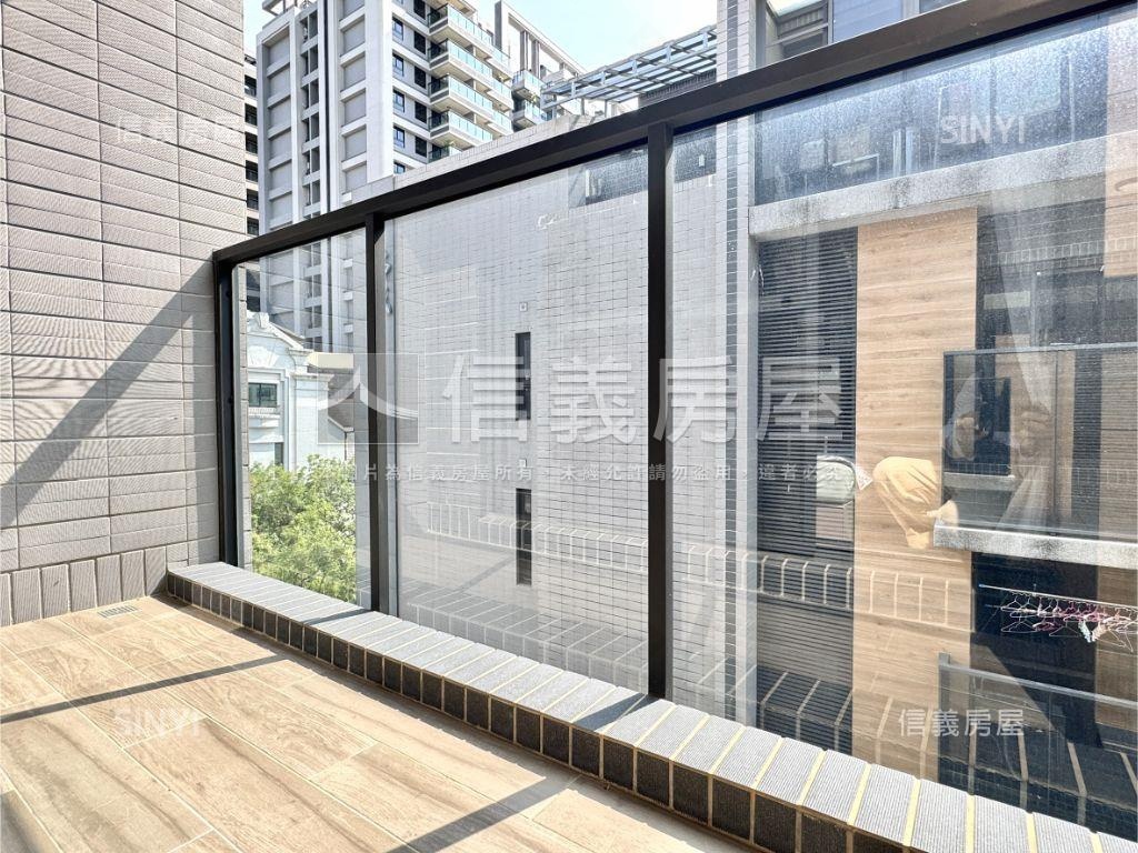 屋齡５年！高大面寬美車墅房屋室內格局與周邊環境