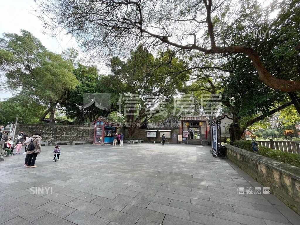 新美齊帝王美景３房車位房屋室內格局與周邊環境