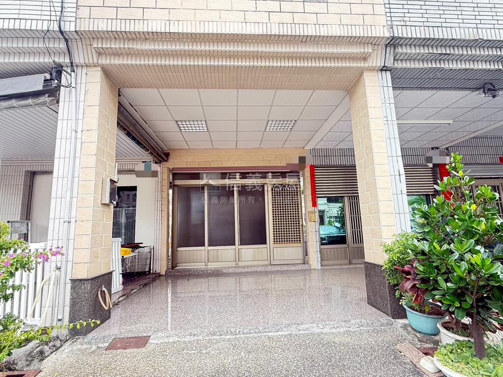 陽明商圈正路騎樓美透天房屋室內格局與周邊環境