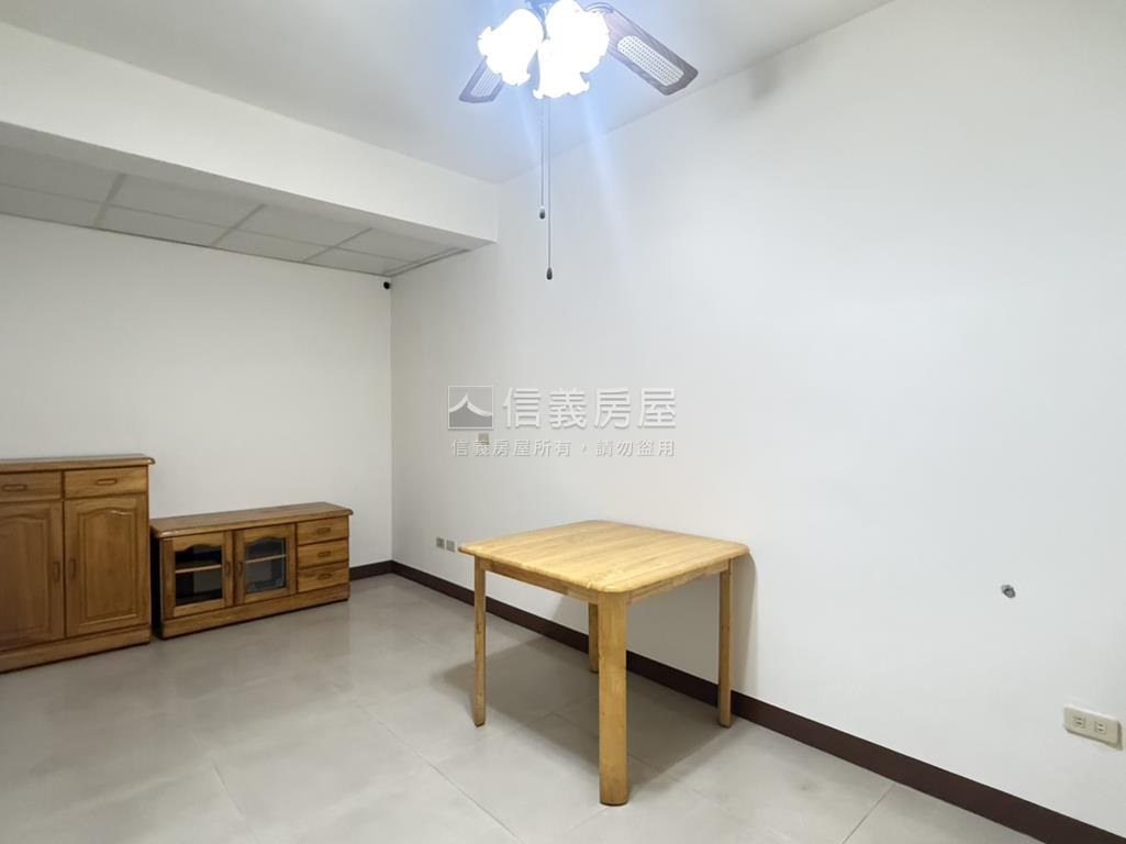陽明商圈正路騎樓美透天房屋室內格局與周邊環境
