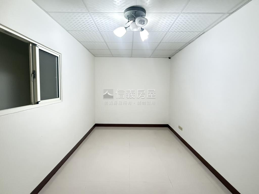 陽明商圈正路騎樓美透天房屋室內格局與周邊環境