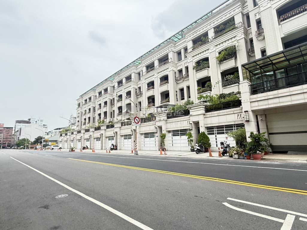 陽明商圈正路騎樓美透天房屋室內格局與周邊環境