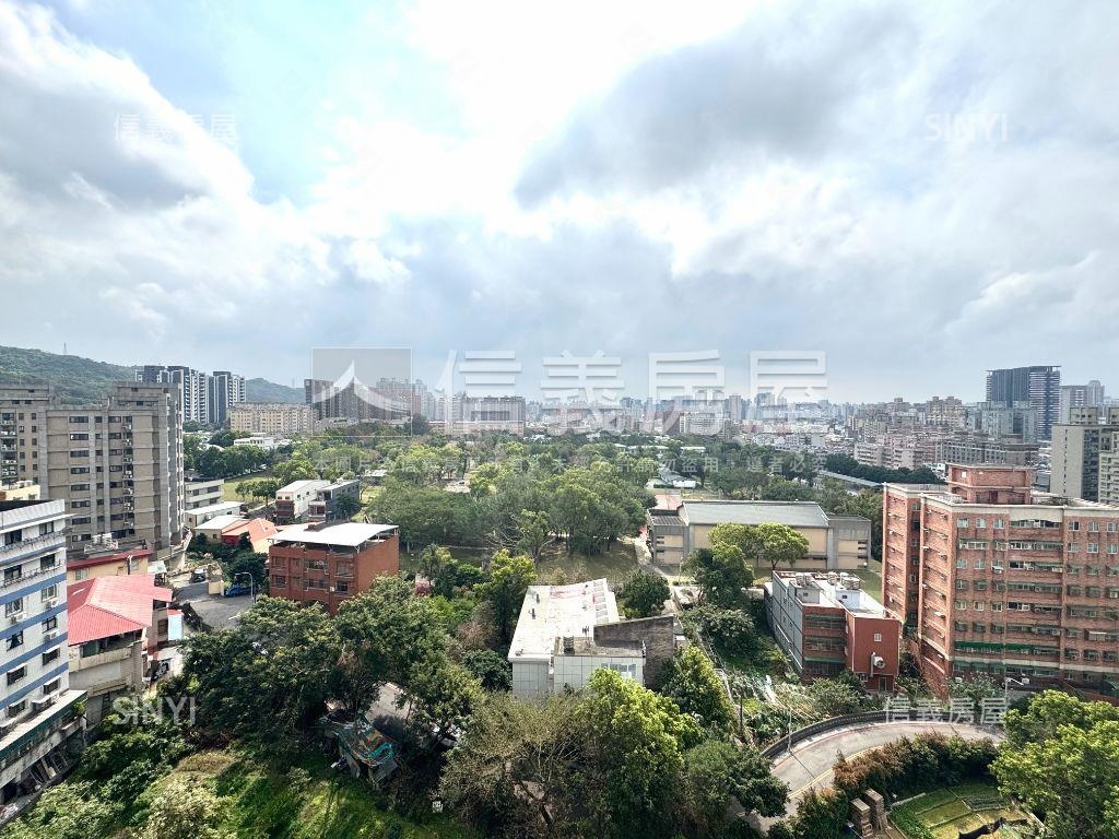 次頂樓精美裝潢兩房車位房屋室內格局與周邊環境