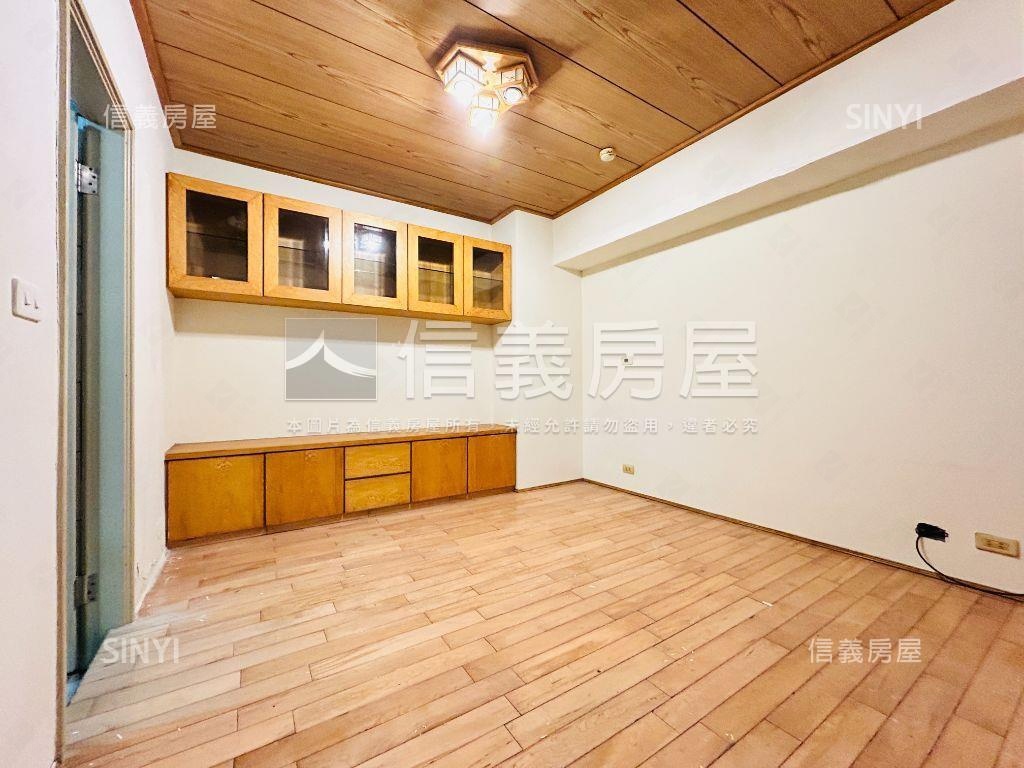 加州三房露台平面車位房屋室內格局與周邊環境