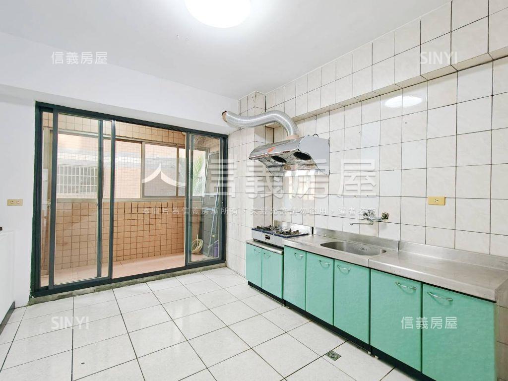 復興路稀有三層樓店附車位房屋室內格局與周邊環境