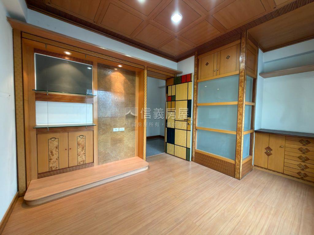 七期市政路黃金透天店面房屋室內格局與周邊環境